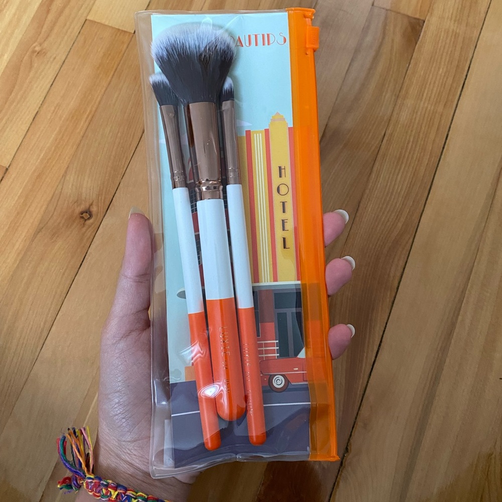 Makeup Brushes - Picture 1 of 2